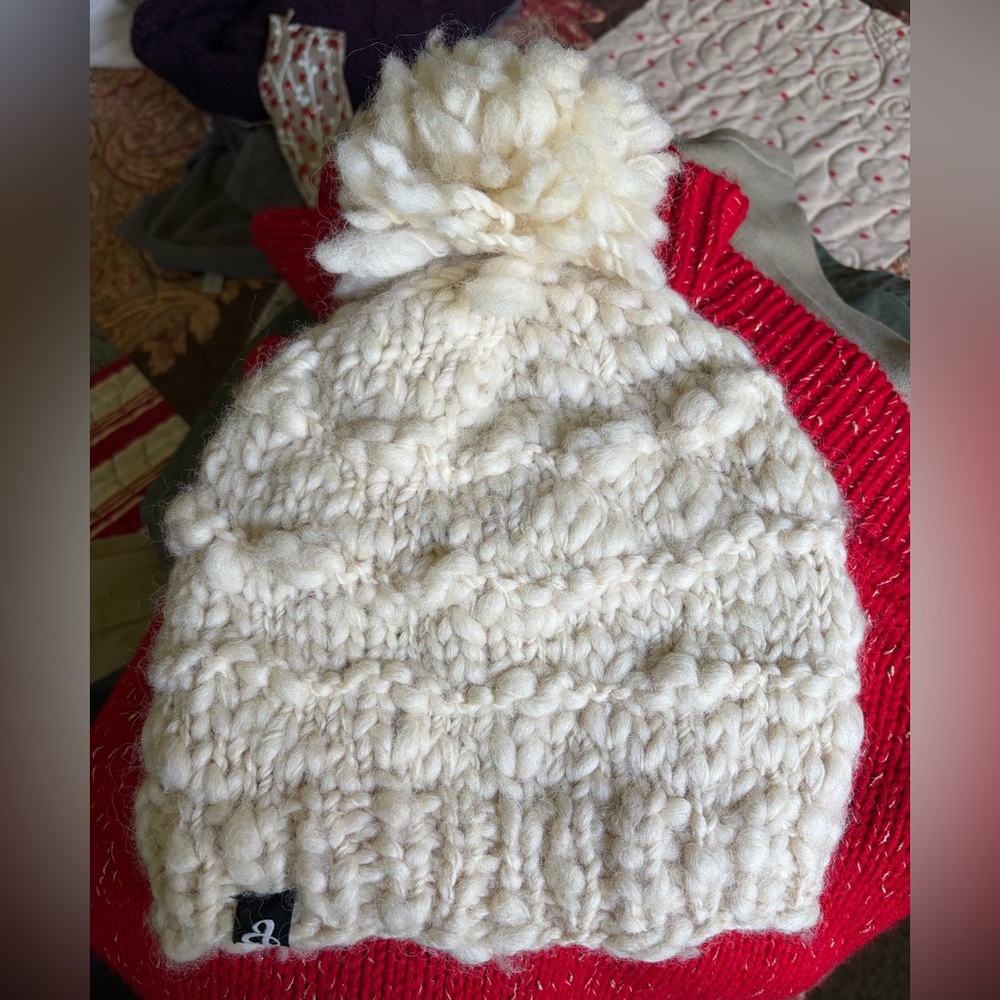 NWOT Cozy Chunky Knit Pom Beanie - Cream